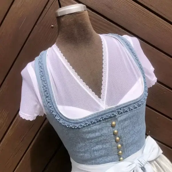 Hammerschmid Dirndlbluse kurzarm mit V-Ausschnitt No. 5 – Bild 1 – Chiemgauer Heimatwerk Trachten-Onlineshop Hammerschmid Dirndlbluse kurzarm mit V-Ausschnitt No. 5 - Bild 1 - Chiemgauer Heimatwerk Trachten-Onlineshop