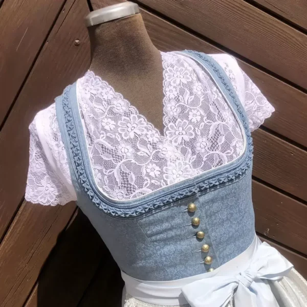 Hammerschmid Dirndlbluse kurzarm mit V-Ausschnitt No. 6 – Bild 1 – Chiemgauer Heimatwerk Trachten-Onlineshop Hammerschmid Dirndlbluse kurzarm mit V-Ausschnitt No. 6 - Bild 1 - Chiemgauer Heimatwerk Trachten-Onlineshop