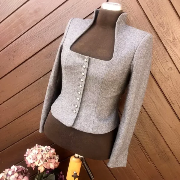 Hammerschmid Trachtenjacke für Damen in hellgrau No. 1 – Bild 1 – Chiemgauer Heimatwerk Trachten-Onlineshop Hammerschmid Trachtenjacke für Damen in hellgrau No. 1 - Bild 1 - Chiemgauer Heimatwerk Trachten-Onlineshop