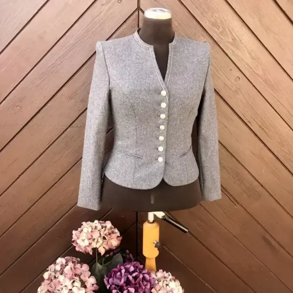 Hammerschmid Trachtenjacke für Damen in hellgrau No. 2 – Bild 1 – Chiemgauer Heimatwerk Trachten-Onlineshop Hammerschmid Trachtenjacke für Damen in hellgrau No. 2 - Bild 1 - Chiemgauer Heimatwerk Trachten-Onlineshop