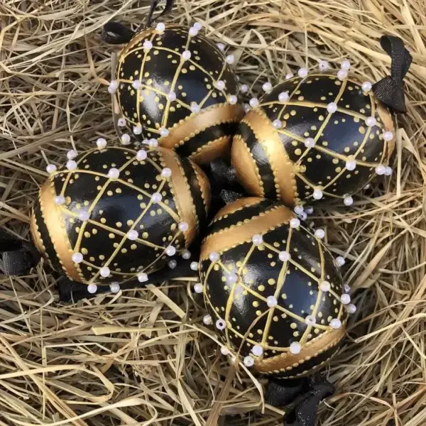 Handbemalte Ostereier mit Fabergé schwarz – Bild 1 – Chiemgauer Heimatwerk Trachten-Onlineshop Handbemalte Ostereier mit Fabergé schwarz - Bild 1 - Chiemgauer Heimatwerk Trachten-Onlineshop