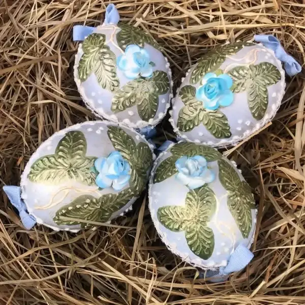 Handbemalte Ostereier mit Röschen blau – Bild 1 – Chiemgauer Heimatwerk Trachten-Onlineshop Handbemalte Ostereier mit Röschen blau - Bild 1 - Chiemgauer Heimatwerk Trachten-Onlineshop
