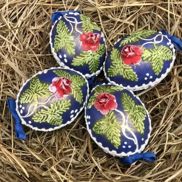 Handbemalte Ostereier mit Röschen royalblau – Bild 1 – Chiemgauer Heimatwerk Trachten-Onlineshop Handbemalte Ostereier mit Röschen royalblau - Bild 1 - Chiemgauer Heimatwerk Trachten-Onlineshop