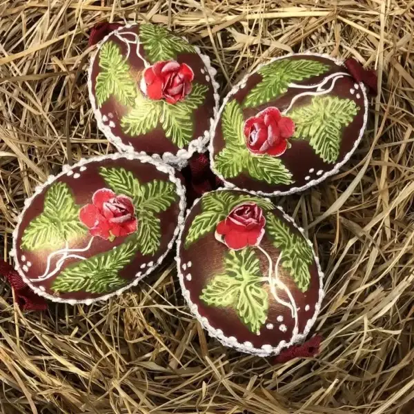 Handbemalte Ostereier mit Röschen weinrot – Bild 1 – Chiemgauer Heimatwerk Trachten-Onlineshop Handbemalte Ostereier mit Röschen weinrot - Bild 1 - Chiemgauer Heimatwerk Trachten-Onlineshop