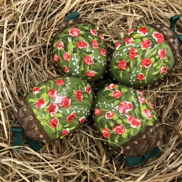 Handbemalte Ostereier mit Rosen rot No. 3 – Bild 1 – Chiemgauer Heimatwerk Trachten-Onlineshop Handbemalte Ostereier mit Rosen rot No. 3 - Bild 1 - Chiemgauer Heimatwerk Trachten-Onlineshop