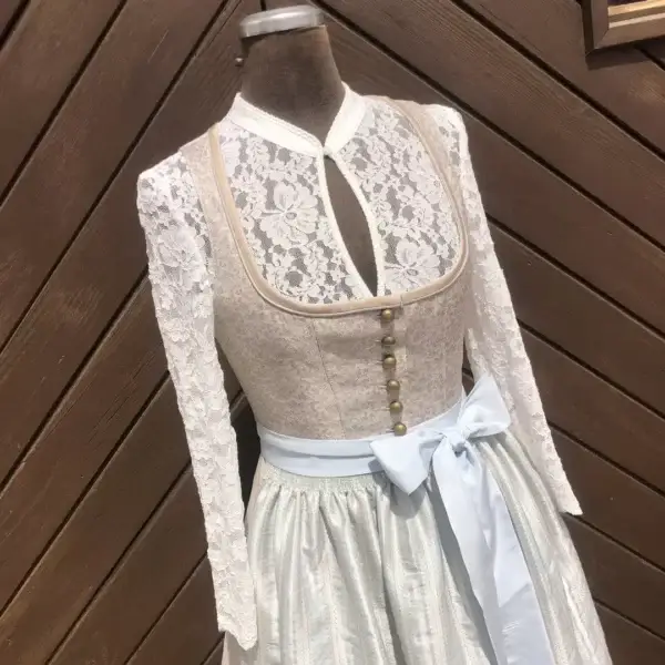 Hochgeschlossene Waldorff Dirndlbluse creme No. 1 – Bild 1 – Chiemgauer Heimatwerk Trachten-Onlineshop Hochgeschlossene Waldorff Dirndlbluse creme No. 1 - Bild 1 - Chiemgauer Heimatwerk Trachten-Onlineshop