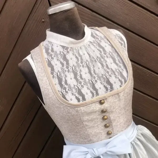 Hochgeschlossene Waldorff Dirndlbluse creme No. 4 – Bild 1 – Chiemgauer Heimatwerk Trachten-Onlineshop Hochgeschlossene Waldorff Dirndlbluse creme No. 4 - Bild 1 - Chiemgauer Heimatwerk Trachten-Onlineshop