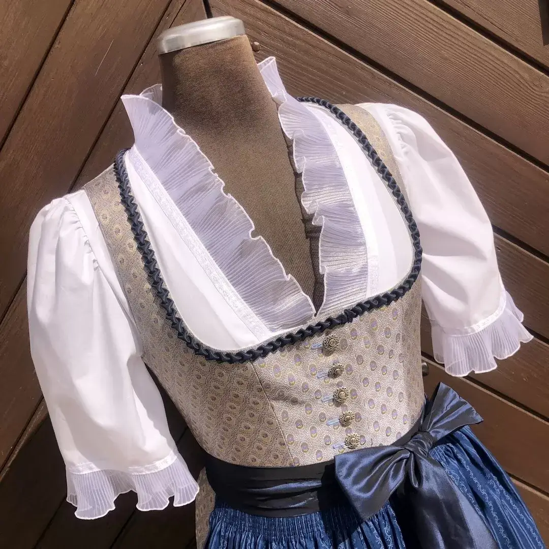 Hochgeschlossene Waldorff Dirndlbluse kurzarm mit Kragen No. 5 – Bild 1 – Chiemgauer Heimatwerk Trachten-Onlineshop Hochgeschlossene Waldorff Dirndlbluse kurzarm mit Kragen No. 5 - Bild 1 - Chiemgauer Heimatwerk Trachten-Onlineshop