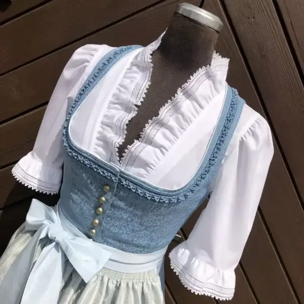 Hochgeschlossene Waldorff Dirndlbluse kurzarm mit Kragen No. 6 – Bild 1 – Chiemgauer Heimatwerk Trachten-Onlineshop Hochgeschlossene Waldorff Dirndlbluse kurzarm mit Kragen No. 6 - Bild 1 - Chiemgauer Heimatwerk Trachten-Onlineshop