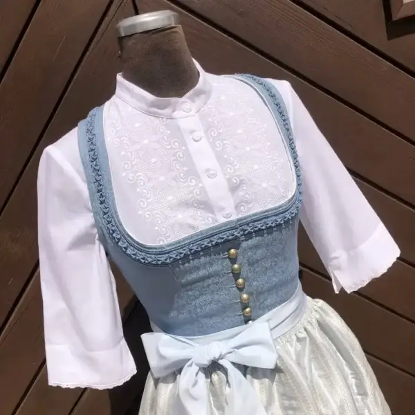 Hochgeschlossene Waldorff Dirndlbluse kurzarm mit Stehkragen No. 2 – Bild 1 – Chiemgauer Heimatwerk Trachten-Onlineshop Hochgeschlossene Waldorff Dirndlbluse kurzarm mit Stehkragen No. 2 - Bild 1 - Chiemgauer Heimatwerk Trachten-Onlineshop
