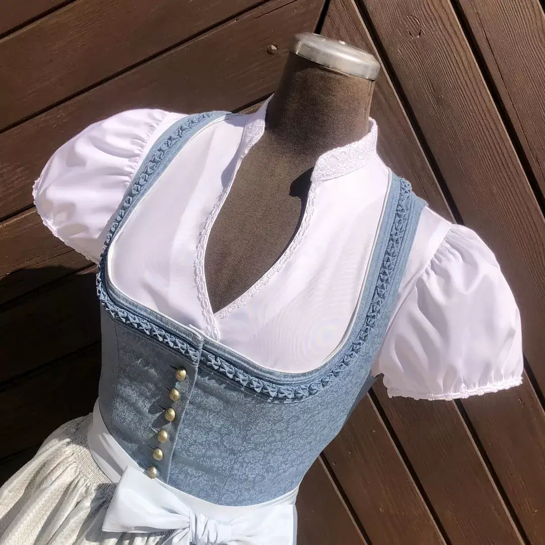 Hochgeschlossene Waldorff Dirndlbluse kurzarm mit Stehkragen No. 3 – Bild 1 – Chiemgauer Heimatwerk Trachten-Onlineshop Hochgeschlossene Waldorff Dirndlbluse kurzarm mit Stehkragen No. 3 - Bild 1 - Chiemgauer Heimatwerk Trachten-Onlineshop