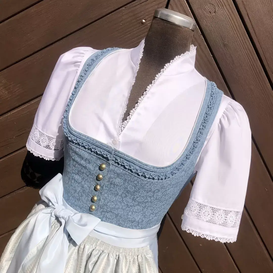 Hochgeschlossene Waldorff Dirndlbluse kurzarm mit Stehkragen No. 6 – Bild 1 – Chiemgauer Heimatwerk Trachten-Onlineshop Hochgeschlossene Waldorff Dirndlbluse kurzarm mit Stehkragen No. 6 - Bild 1 - Chiemgauer Heimatwerk Trachten-Onlineshop