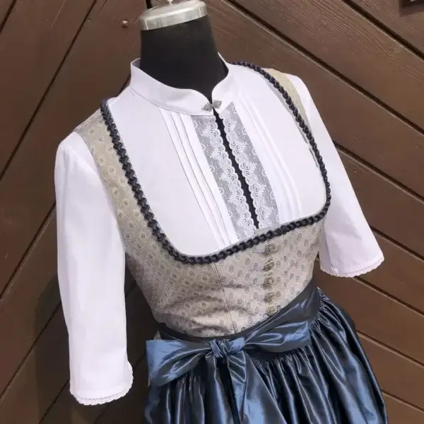 Hochgeschlossene Waldorff Dirndlbluse kurzarm mit Stehkragen No. 7 – Bild 1 – Chiemgauer Heimatwerk Trachten-Onlineshop Hochgeschlossene Waldorff Dirndlbluse kurzarm mit Stehkragen No. 7 - Bild 1 - Chiemgauer Heimatwerk Trachten-Onlineshop