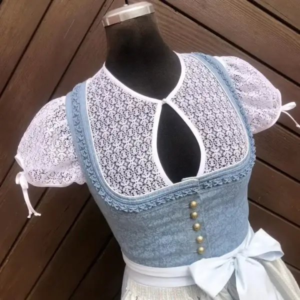 Hochgeschlossene Waldorff Dirndlbluse kurzarm No. 1 – Bild 1 – Chiemgauer Heimatwerk Trachten-Onlineshop Hochgeschlossene Waldorff Dirndlbluse kurzarm No. 1 - Bild 1 - Chiemgauer Heimatwerk Trachten-Onlineshop