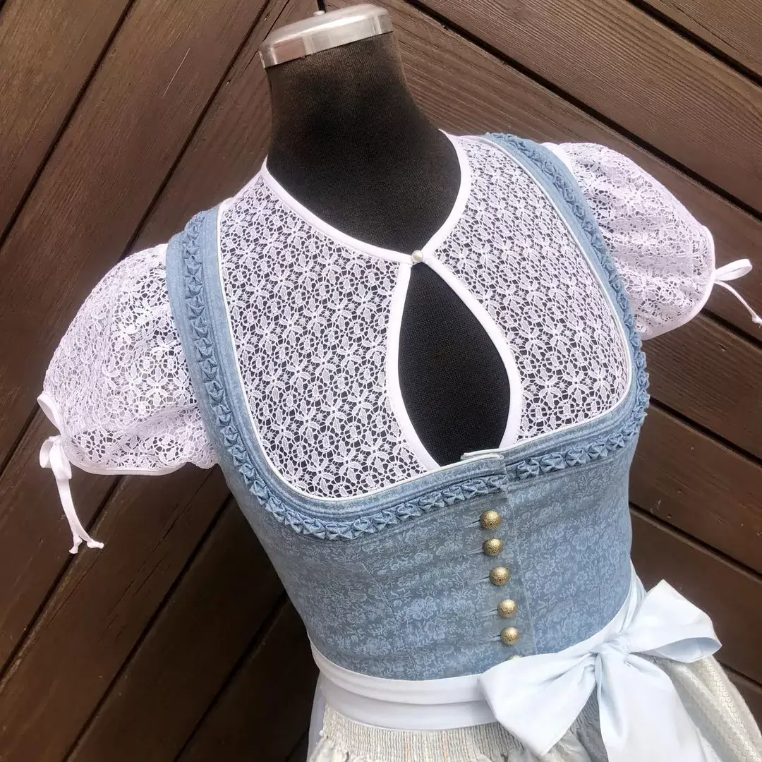 Hochgeschlossene Waldorff Dirndlbluse kurzarm No. 1 – Bild 1 – Chiemgauer Heimatwerk Trachten-Onlineshop Hochgeschlossene Waldorff Dirndlbluse kurzarm No. 1 - Bild 1 - Chiemgauer Heimatwerk Trachten-Onlineshop
