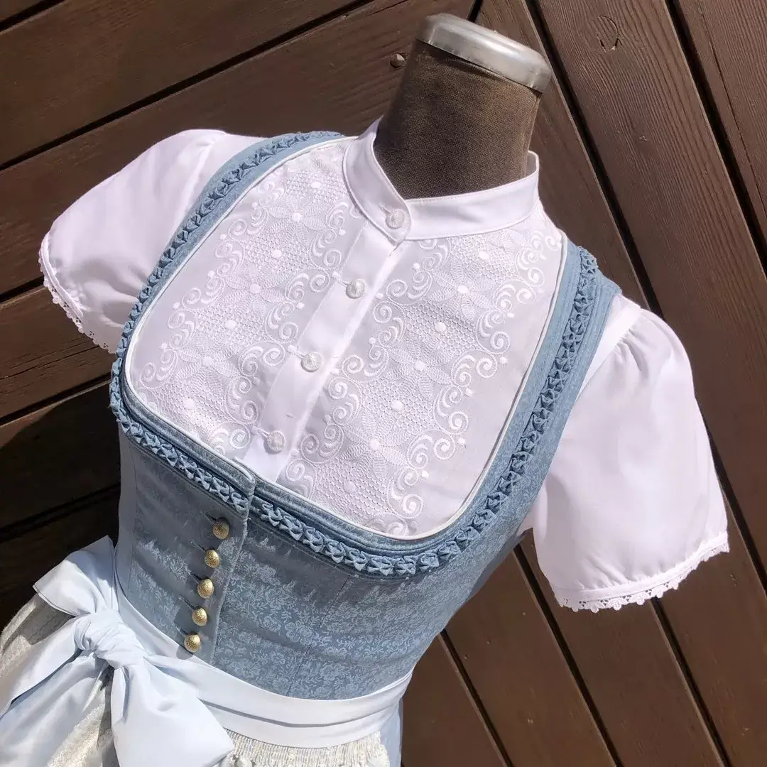 Hochgeschlossene Waldorff Dirndlbluse kurzarm No. 11 – Bild 1 – Chiemgauer Heimatwerk Trachten-Onlineshop Hochgeschlossene Waldorff Dirndlbluse kurzarm No. 11 - Bild 1 - Chiemgauer Heimatwerk Trachten-Onlineshop