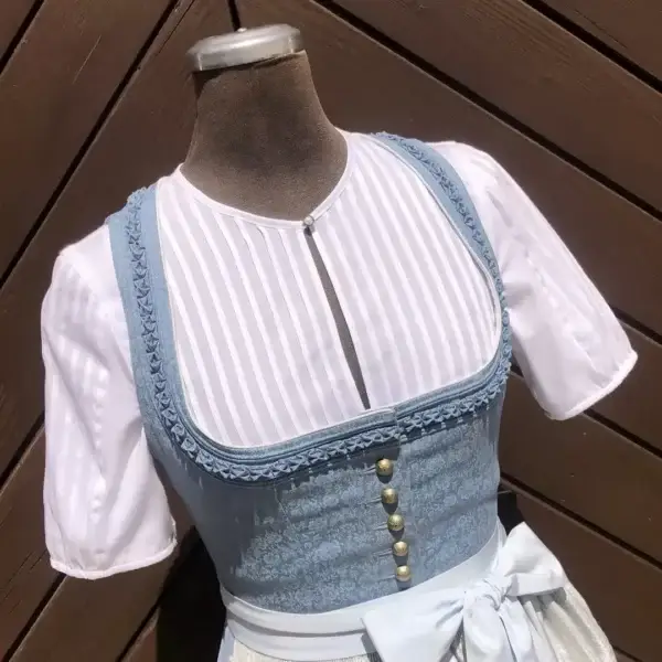 Hochgeschlossene Waldorff Dirndlbluse kurzarm No. 12 – Bild 1 – Chiemgauer Heimatwerk Trachten-Onlineshop Hochgeschlossene Waldorff Dirndlbluse kurzarm No. 12 - Bild 1 - Chiemgauer Heimatwerk Trachten-Onlineshop