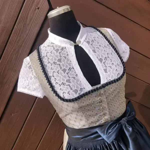 Hochgeschlossene Waldorff Dirndlbluse kurzarm No. 2 – Bild 1 – Chiemgauer Heimatwerk Trachten-Onlineshop Hochgeschlossene Waldorff Dirndlbluse kurzarm No. 2 - Bild 1 - Chiemgauer Heimatwerk Trachten-Onlineshop