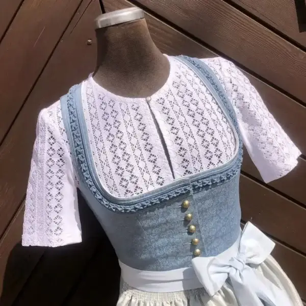 Hochgeschlossene Waldorff Dirndlbluse kurzarm No. 3 – Bild 1 – Chiemgauer Heimatwerk Trachten-Onlineshop Hochgeschlossene Waldorff Dirndlbluse kurzarm No. 3 - Bild 1 - Chiemgauer Heimatwerk Trachten-Onlineshop