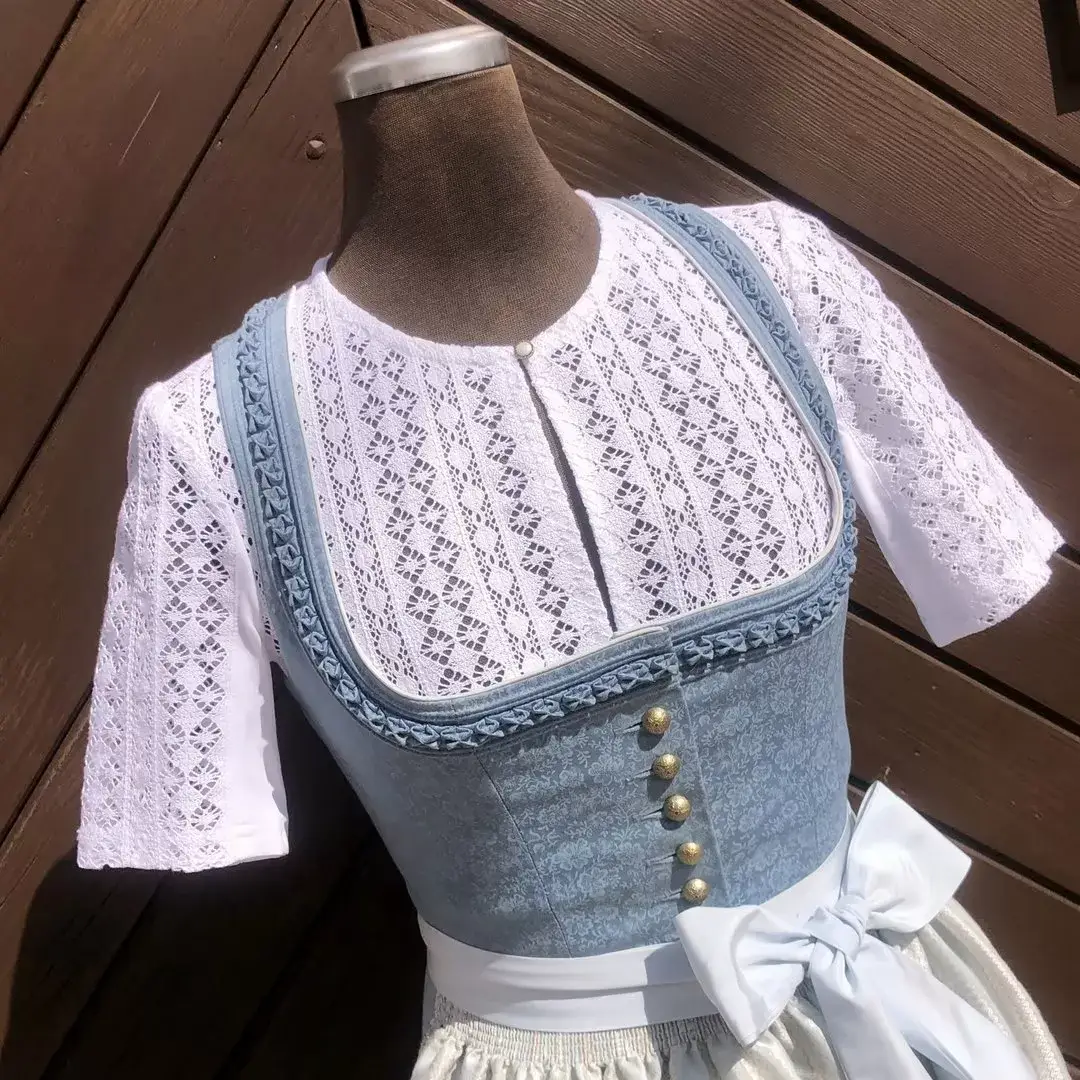 Hochgeschlossene Waldorff Dirndlbluse kurzarm No. 3 – Bild 1 – Chiemgauer Heimatwerk Trachten-Onlineshop Hochgeschlossene Waldorff Dirndlbluse kurzarm No. 3 - Bild 1 - Chiemgauer Heimatwerk Trachten-Onlineshop
