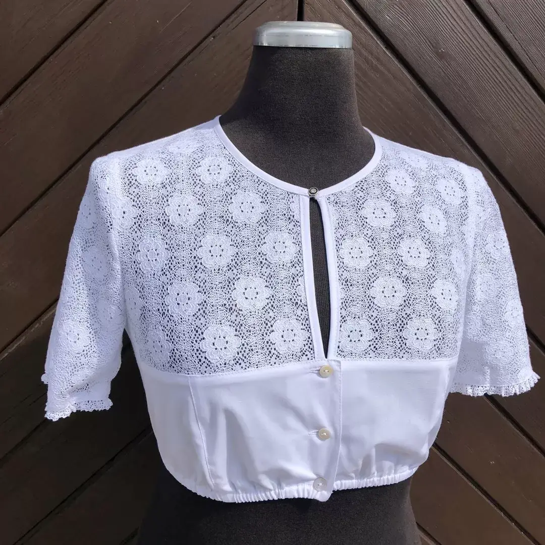 Hochgeschlossene Waldorff Dirndlbluse kurzarm No. 6 – Bild 1 – Chiemgauer Heimatwerk Trachten-Onlineshop Hochgeschlossene Waldorff Dirndlbluse kurzarm No. 6 - Bild 1 - Chiemgauer Heimatwerk Trachten-Onlineshop