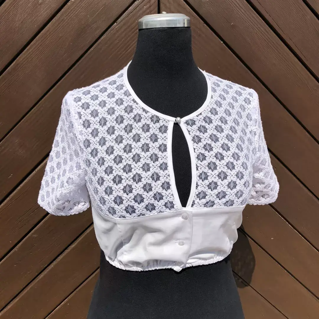 Hochgeschlossene Waldorff Dirndlbluse kurzarm No. 7 – Bild 1 – Chiemgauer Heimatwerk Trachten-Onlineshop Hochgeschlossene Waldorff Dirndlbluse kurzarm No. 7 - Bild 1 - Chiemgauer Heimatwerk Trachten-Onlineshop