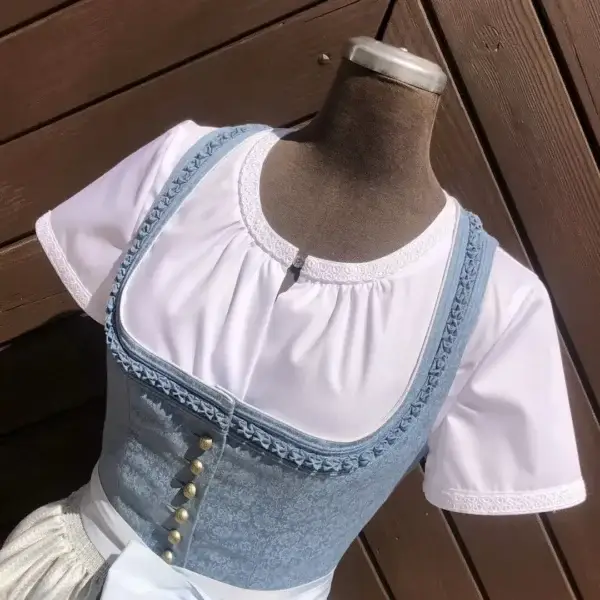 Hochgeschlossene Waldorff Dirndlbluse kurzarm No. 8 – Bild 1 – Chiemgauer Heimatwerk Trachten-Onlineshop Hochgeschlossene Waldorff Dirndlbluse kurzarm No. 8 - Bild 1 - Chiemgauer Heimatwerk Trachten-Onlineshop