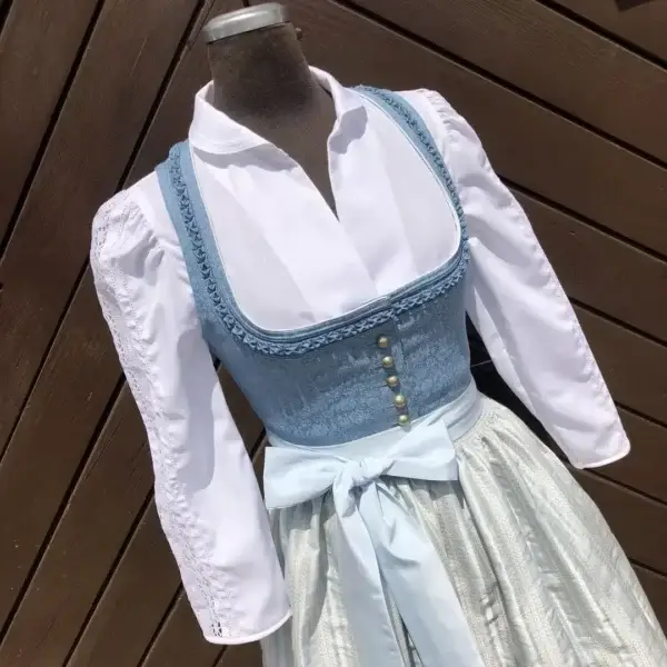 Hochgeschlossene Waldorff Dirndlbluse langarm mit Kragen No. 1 – Bild 1 – Chiemgauer Heimatwerk Trachten-Onlineshop Hochgeschlossene Waldorff Dirndlbluse langarm mit Kragen No. 1 - Bild 1 - Chiemgauer Heimatwerk Trachten-Onlineshop