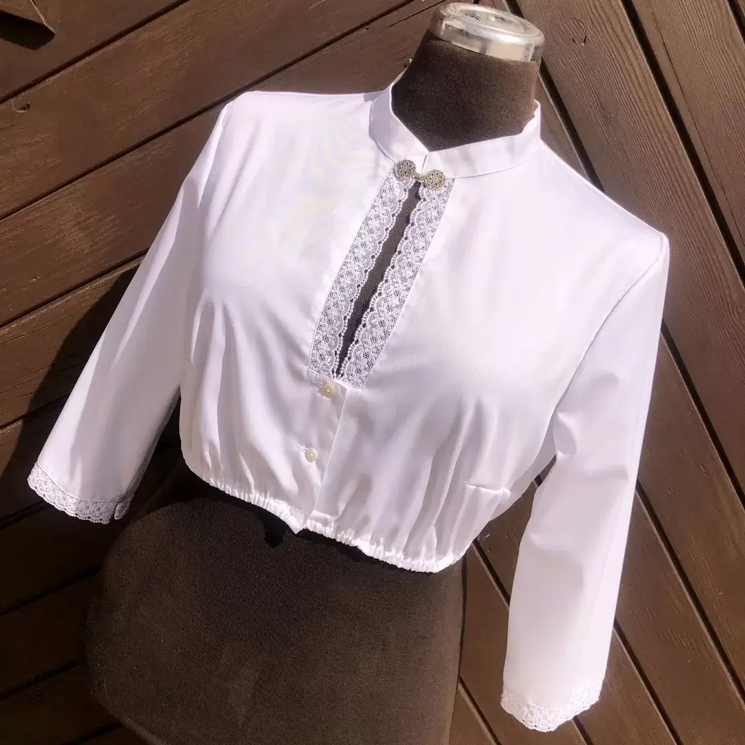Hochgeschlossene Waldorff Dirndlbluse langarm mit Stehkragen No. 1 – Bild 1 – Chiemgauer Heimatwerk Trachten-Onlineshop Hochgeschlossene Waldorff Dirndlbluse langarm mit Stehkragen No. 1 - Bild 1 - Chiemgauer Heimatwerk Trachten-Onlineshop