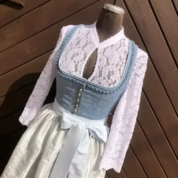 Hochgeschlossene Waldorff Dirndlbluse langarm mit Stehkragen No. 2 – Bild 1 – Chiemgauer Heimatwerk Trachten-Onlineshop Hochgeschlossene Waldorff Dirndlbluse langarm mit Stehkragen No. 2 - Bild 1 - Chiemgauer Heimatwerk Trachten-Onlineshop