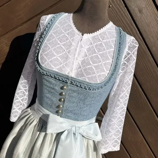 Hochgeschlossene Waldorff Dirndlbluse langarm Pfoadl – Bild 1 – Chiemgauer Heimatwerk Trachten-Onlineshop Hochgeschlossene Waldorff Dirndlbluse langarm Pfoadl - Bild 1 - Chiemgauer Heimatwerk Trachten-Onlineshop