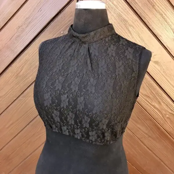 Hochgeschlossene Waldorff Dirndlbluse schwarz No. 1 – Bild 1 – Chiemgauer Heimatwerk Trachten-Onlineshop Hochgeschlossene Waldorff Dirndlbluse schwarz No. 1 - Bild 1 - Chiemgauer Heimatwerk Trachten-Onlineshop