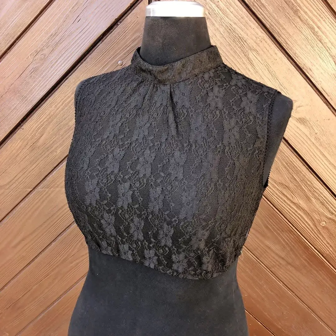 Hochgeschlossene Waldorff Dirndlbluse schwarz No. 1 – Bild 1 – Chiemgauer Heimatwerk Trachten-Onlineshop Hochgeschlossene Waldorff Dirndlbluse schwarz No. 1 - Bild 1 - Chiemgauer Heimatwerk Trachten-Onlineshop