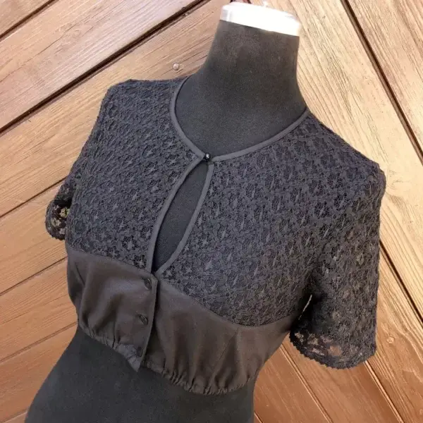 Hochgeschlossene Waldorff Dirndlbluse schwarz No. 2 – Bild 1 – Chiemgauer Heimatwerk Trachten-Onlineshop Hochgeschlossene Waldorff Dirndlbluse schwarz No. 2 - Bild 1 - Chiemgauer Heimatwerk Trachten-Onlineshop