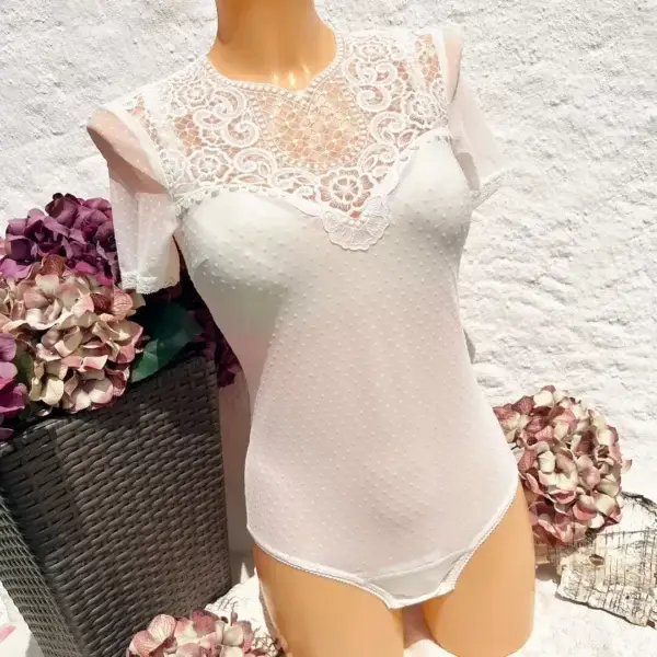 Hochgeschlossener Waldorff Body kurzarm aus Tupfentüll creme – Bild 1 – Chiemgauer Heimatwerk Trachten-Onlineshop Hochgeschlossener Waldorff Body kurzarm aus Tupfentüll creme - Bild 1 - Chiemgauer Heimatwerk Trachten-Onlineshop