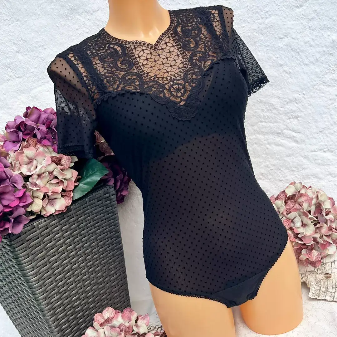 Hochgeschlossener Waldorff Body kurzarm aus Tupfentüll schwarz – Bild 1 – Chiemgauer Heimatwerk Trachten-Onlineshop Hochgeschlossener Waldorff Body kurzarm aus Tupfentüll schwarz - Bild 1 - Chiemgauer Heimatwerk Trachten-Onlineshop
