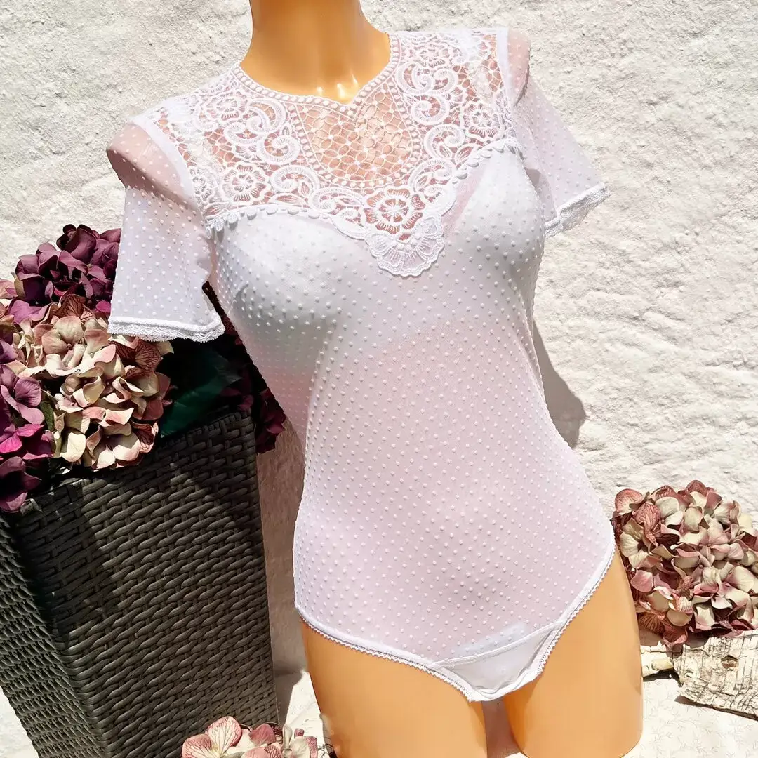 Hochgeschlossener Waldorff Body kurzarm aus Tupfentüll weiß – Bild 1 – Chiemgauer Heimatwerk Trachten-Onlineshop Hochgeschlossener Waldorff Body kurzarm aus Tupfentüll weiß - Bild 1 - Chiemgauer Heimatwerk Trachten-Onlineshop