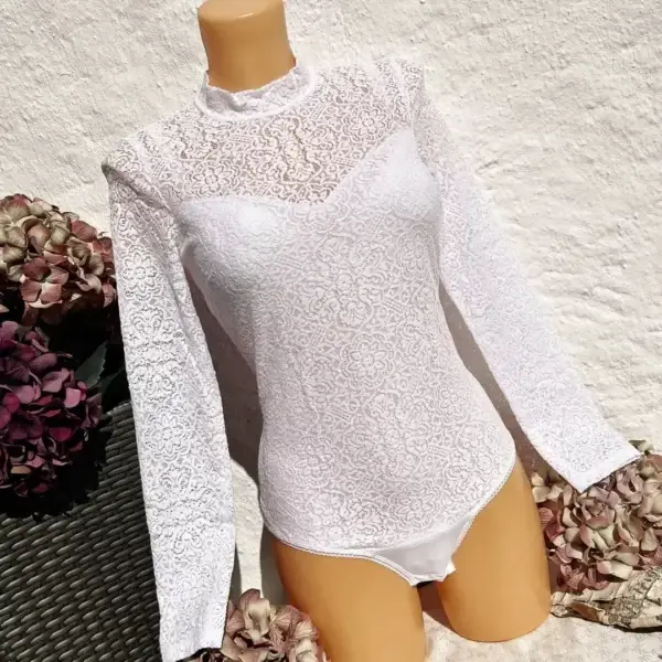Hochgeschlossener Waldorff Body langarm Spitze weiß – Bild 1 – Chiemgauer Heimatwerk Trachten-Onlineshop Hochgeschlossener Waldorff Body langarm Spitze weiß - Bild 1 - Chiemgauer Heimatwerk Trachten-Onlineshop