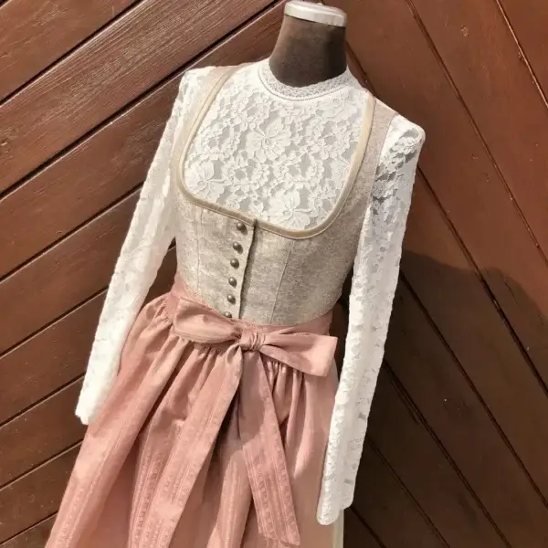Hochgeschlossenes Waldorff Shirt langarm aus Spitze creme – Bild 1 – Chiemgauer Heimatwerk Trachten-Onlineshop Hochgeschlossenes Waldorff Shirt langarm aus Spitze creme - Bild 1 - Chiemgauer Heimatwerk Trachten-Onlineshop