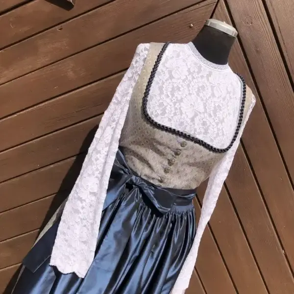 Hochgeschlossenes Waldorff Shirt langarm aus Spitze weiß – Bild 1 – Chiemgauer Heimatwerk Trachten-Onlineshop Hochgeschlossenes Waldorff Shirt langarm aus Spitze weiß - Bild 1 - Chiemgauer Heimatwerk Trachten-Onlineshop