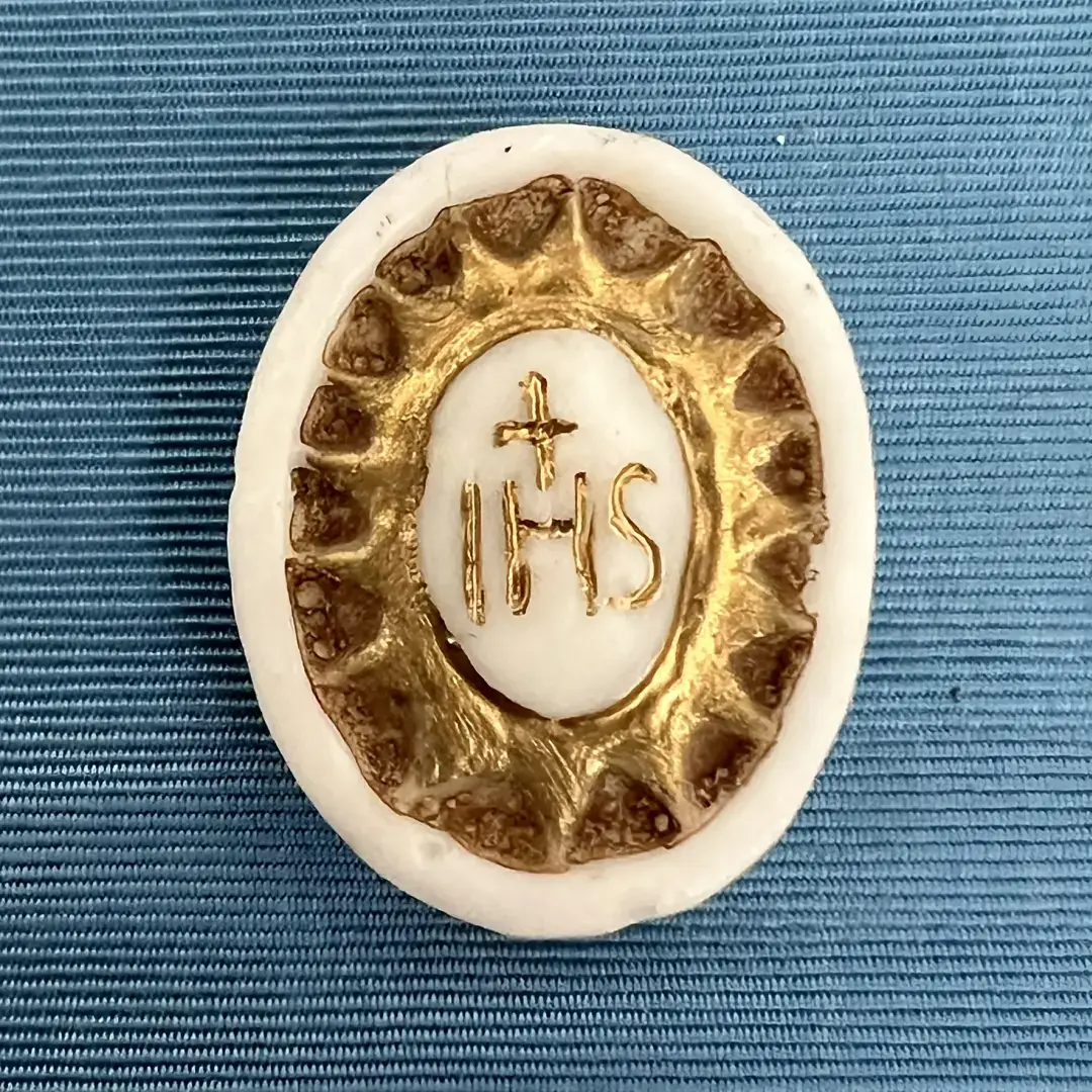 IHS weiß-gold handgefertigte Wachsmodel für Klosterarbeit – Bild 6 – Chiemgauer Heimatwerk Trachten-Onlineshop IHS weiß-gold handgefertigte Wachsmodel für Klosterarbeit - Bild 6 - Chiemgauer Heimatwerk Trachten-Onlineshop