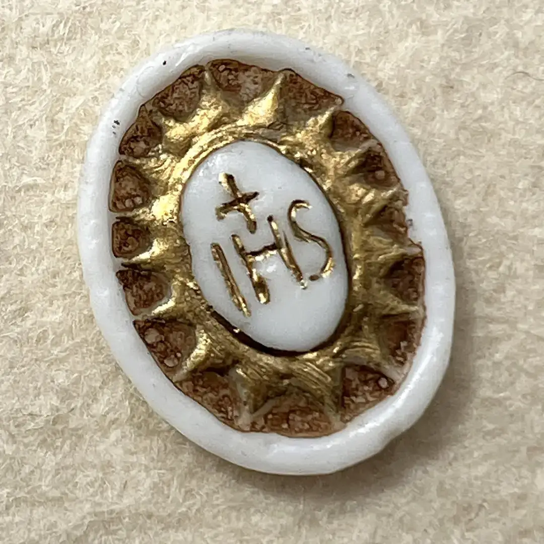 IHS weiß-gold handgefertigte Wachsmodel für Klosterarbeit – Bild 7 – Chiemgauer Heimatwerk Trachten-Onlineshop IHS weiß-gold handgefertigte Wachsmodel für Klosterarbeit - Bild 7 - Chiemgauer Heimatwerk Trachten-Onlineshop