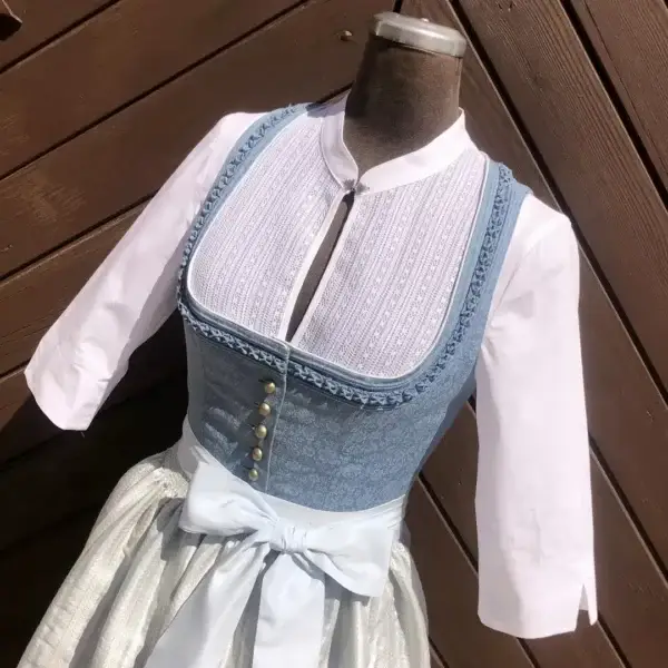 Hochgeschlossene Waldorff Dirndlbluse kurzarm mit Stehkragen No. 4 – Bild 1 – Chiemgauer Heimatwerk traditioneller Trachten-Onlineshop Hochgeschlossene Waldorff Dirndlbluse kurzarm mit Stehkragen No. 4 - Bild 1 - Chiemgauer Heimatwerk traditioneller Trachten-Onlineshop