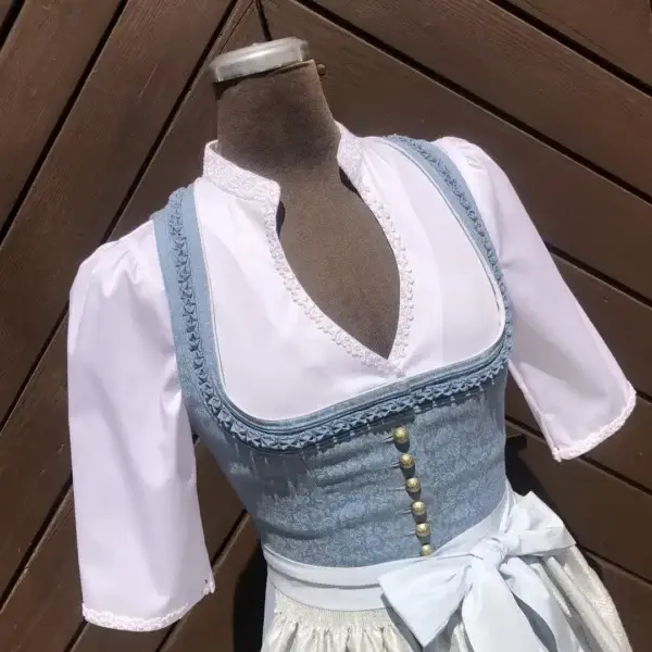 Hochgeschlossene Waldorff Dirndlbluse kurzarm mit Stehkragen No. 5 – Bild 1 – Chiemgauer Heimatwerk traditioneller Trachten-Onlineshop Hochgeschlossene Waldorff Dirndlbluse kurzarm mit Stehkragen No. 5 - Bild 1 - Chiemgauer Heimatwerk traditioneller Trachten-Onlineshop