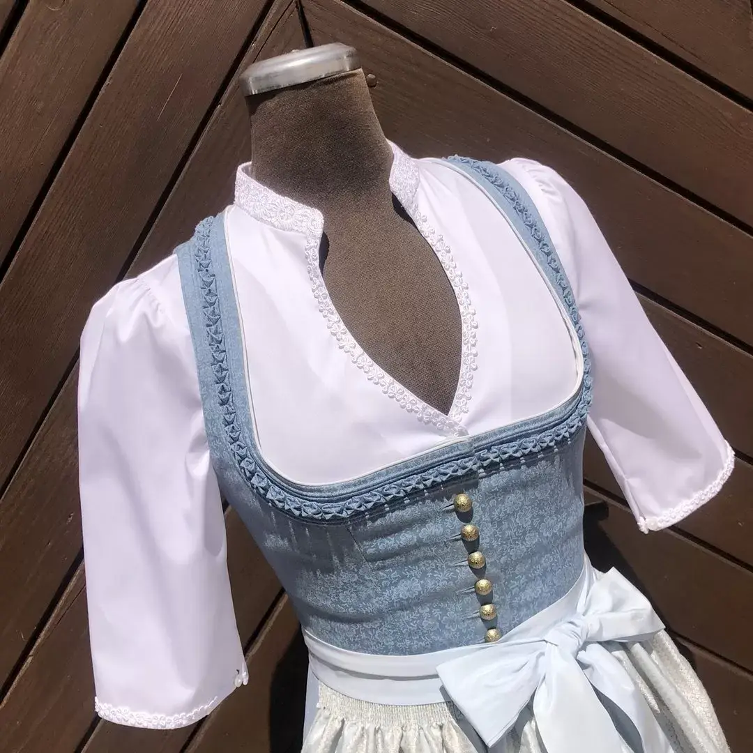 Hochgeschlossene Waldorff Dirndlbluse kurzarm mit Stehkragen No. 5 – Bild 1 – Chiemgauer Heimatwerk traditioneller Trachten-Onlineshop Hochgeschlossene Waldorff Dirndlbluse kurzarm mit Stehkragen No. 5 - Bild 1 - Chiemgauer Heimatwerk traditioneller Trachten-Onlineshop