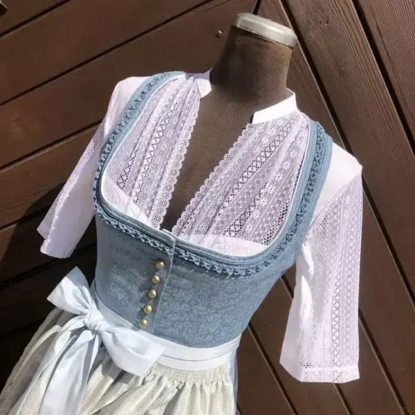 Hochgeschlossene Hammerschmid Dirndlbluse kurzarm mit V-Ausschnitt – Bild 1 – Chiemgauer Heimatwerk traditioneller Trachten-Onlineshop Hochgeschlossene Hammerschmid Dirndlbluse kurzarm mit V-Ausschnitt - Bild 1 - Chiemgauer Heimatwerk traditioneller Trachten-Onlineshop