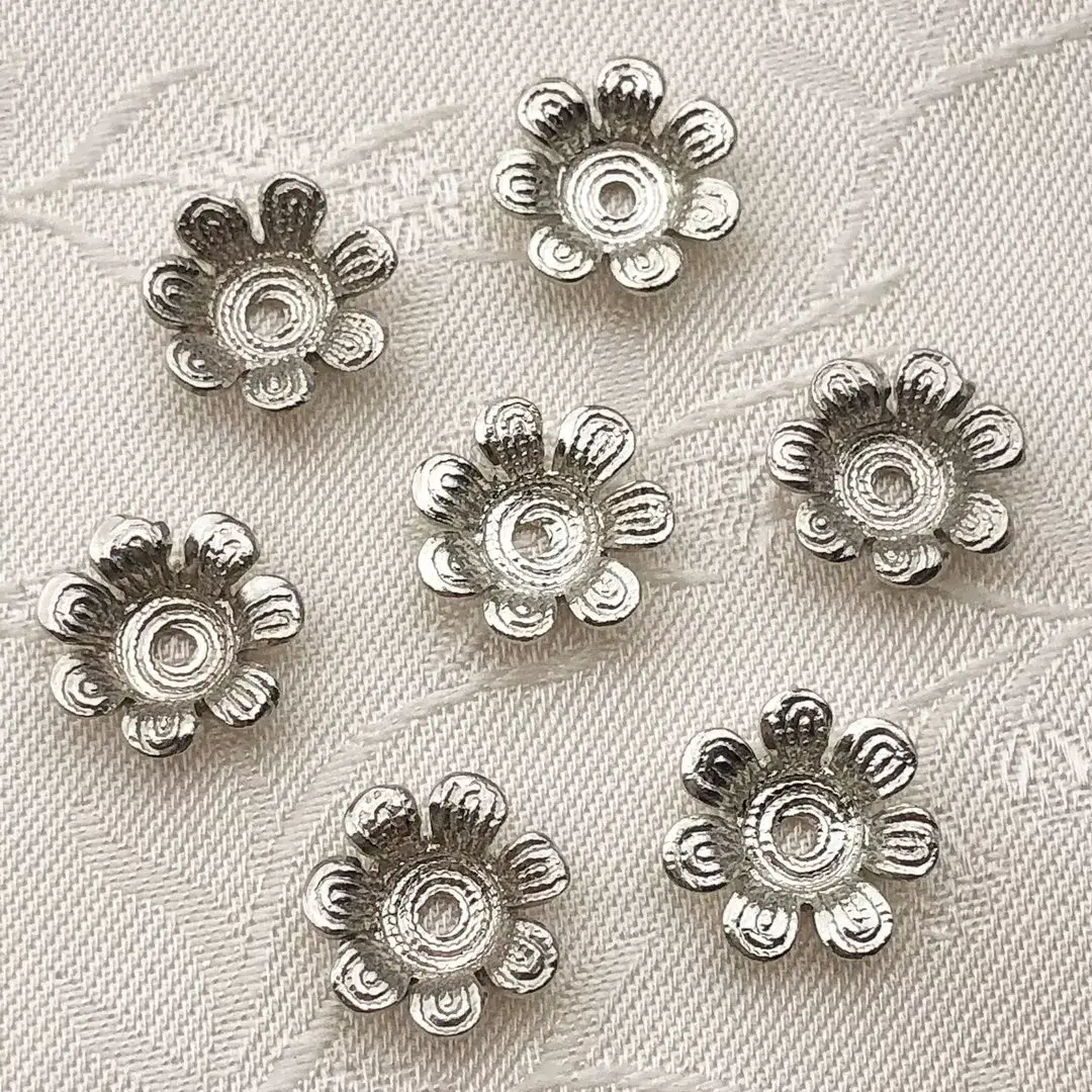Perlkappe in Blütenform altsilber No. 6 – Bild 1 – Chiemgauer Heimatwerk traditioneller Trachten-Onlineshop Perlkappe in Blütenform altsilber No. 6 - Bild 1 - Chiemgauer Heimatwerk traditioneller Trachten-Onlineshop