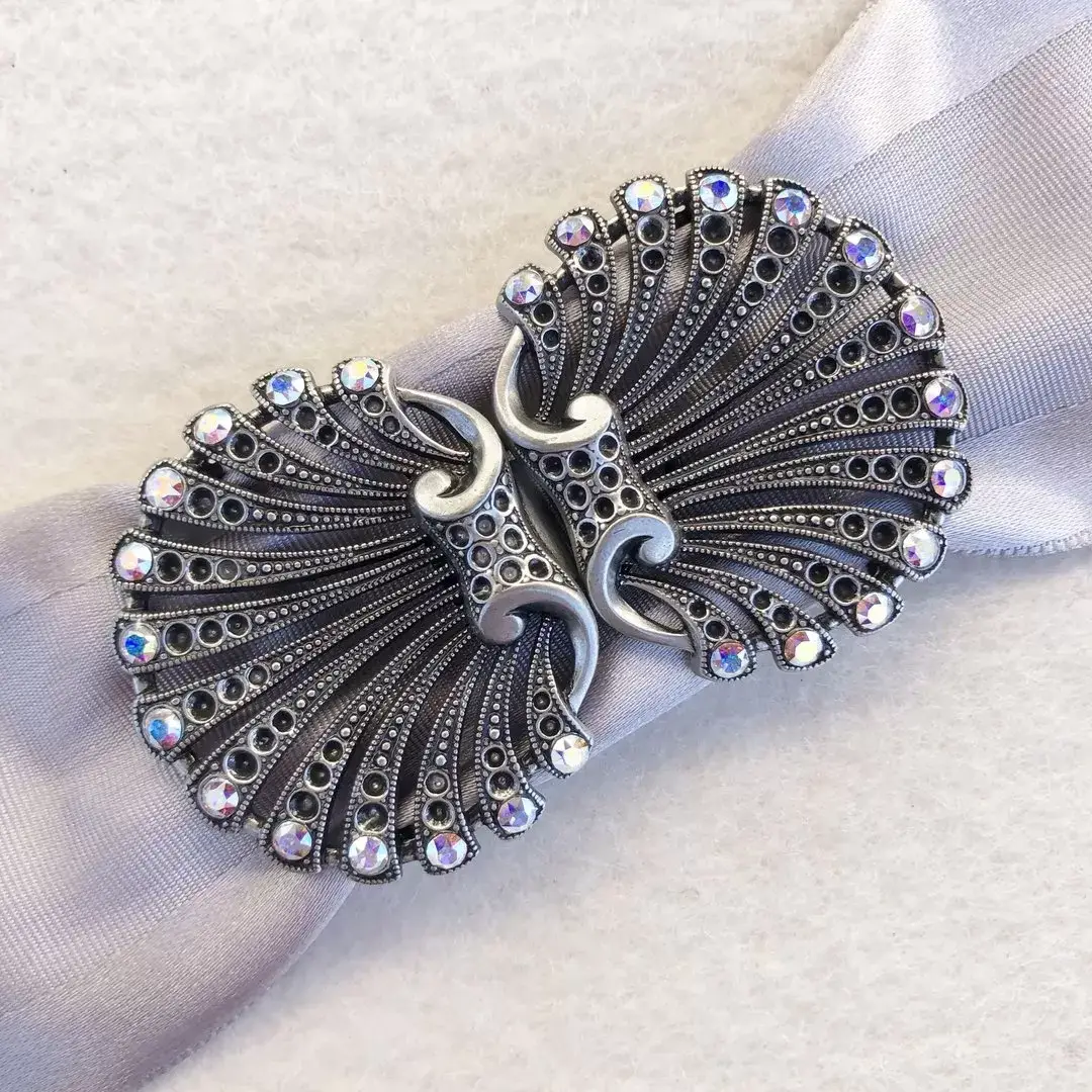 Schürzenschließe Muschel mit Swarovski – Bild 1 – Chiemgauer Heimatwerk traditioneller Trachten-Onlineshop Schürzenschließe Muschel mit Swarovski - Bild 1 - Chiemgauer Heimatwerk traditioneller Trachten-Onlineshop