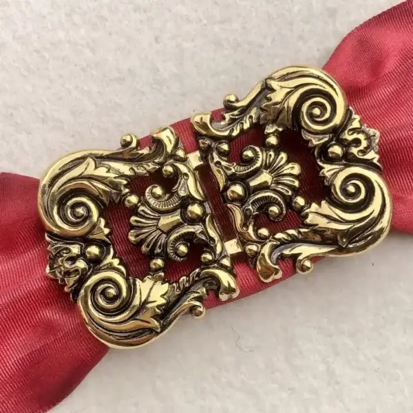 Dirndlschließe Schürzenschließe vergoldet No. 5 – Bild 1 – Chiemgauer Heimatwerk traditioneller Trachten-Onlineshop Dirndlschließe Schürzenschließe vergoldet No. 5 - Bild 1 - Chiemgauer Heimatwerk traditioneller Trachten-Onlineshop