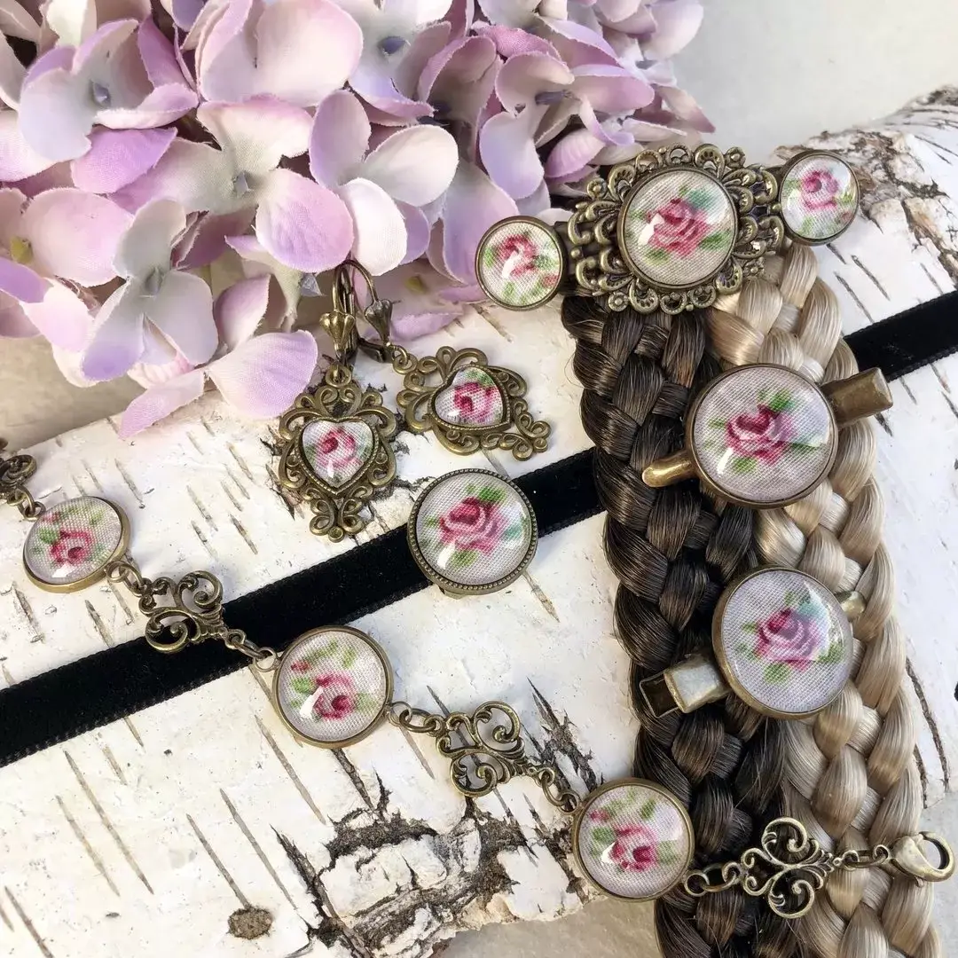 Dirndlschmuck Trachtenschmuck-Set für Damen No. 26 – Bild 1 – Chiemgauer Heimatwerk traditioneller Trachten-Onlineshop Dirndlschmuck Trachtenschmuck-Set für Damen No. 26 - Bild 1 - Chiemgauer Heimatwerk traditioneller Trachten-Onlineshop